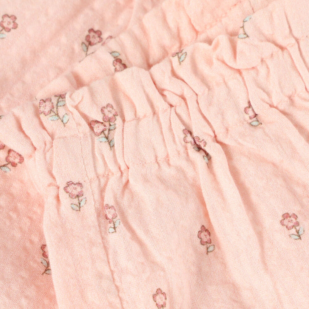 Spodnie bawełniane w kwiatuszki – pudrowy róż, falbanka