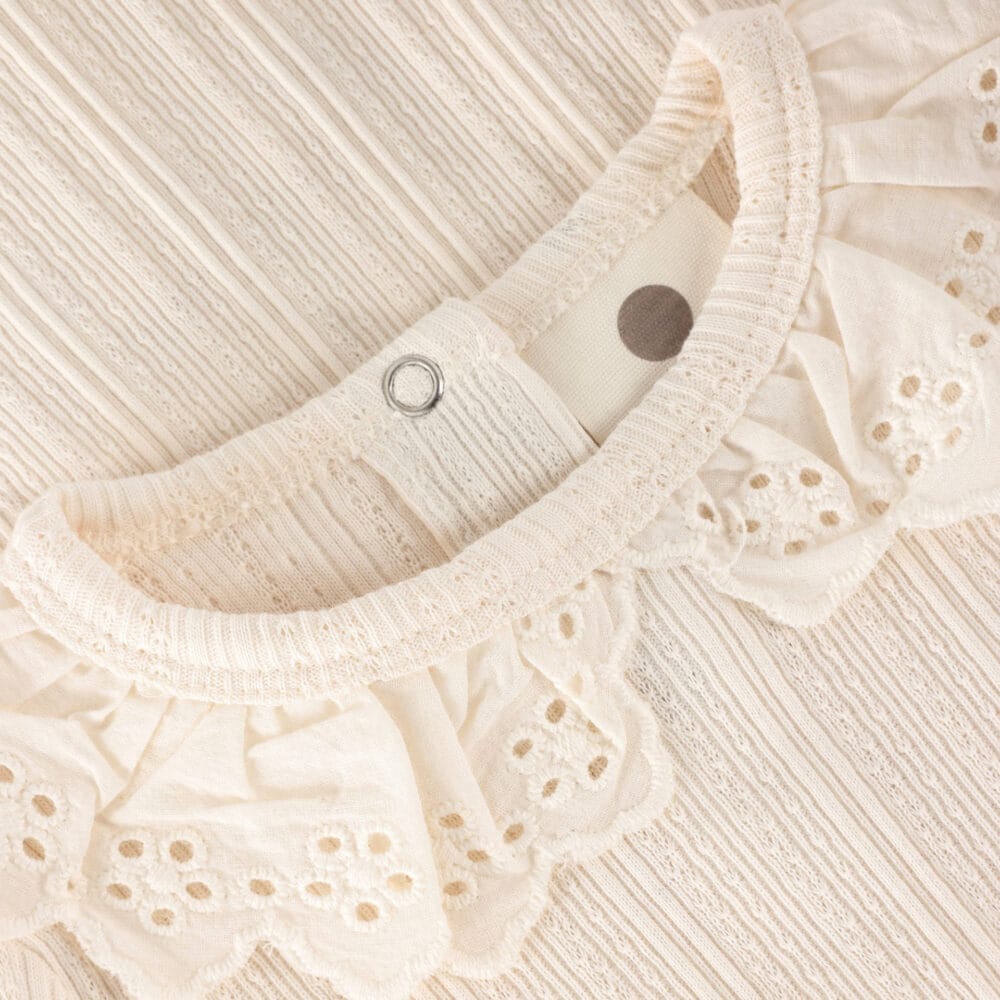 Body niemowlęce z haftowanym kołnierzykiem – ecru | SS26