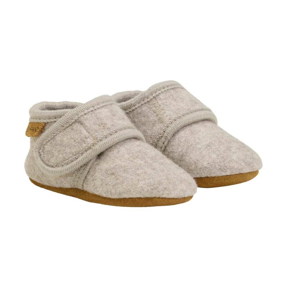 www.bynela.pl:sklep:en-fant-kapcie-welniane-baby-wool-z-zamszowa-podeszwa-natural-100-welna:03 Szare kapcie wełniane z zamszową podeszwą – Natural (100% wełna)