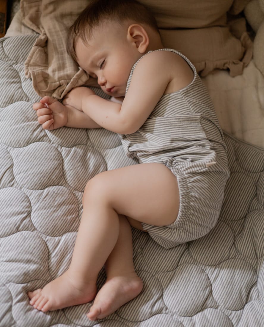 www.bynela.plsklepnorth-baby-niemowleca-mata-z-bawelny-organicznej-szare-paski 01 Niemowlęca mata z bawełny organicznej