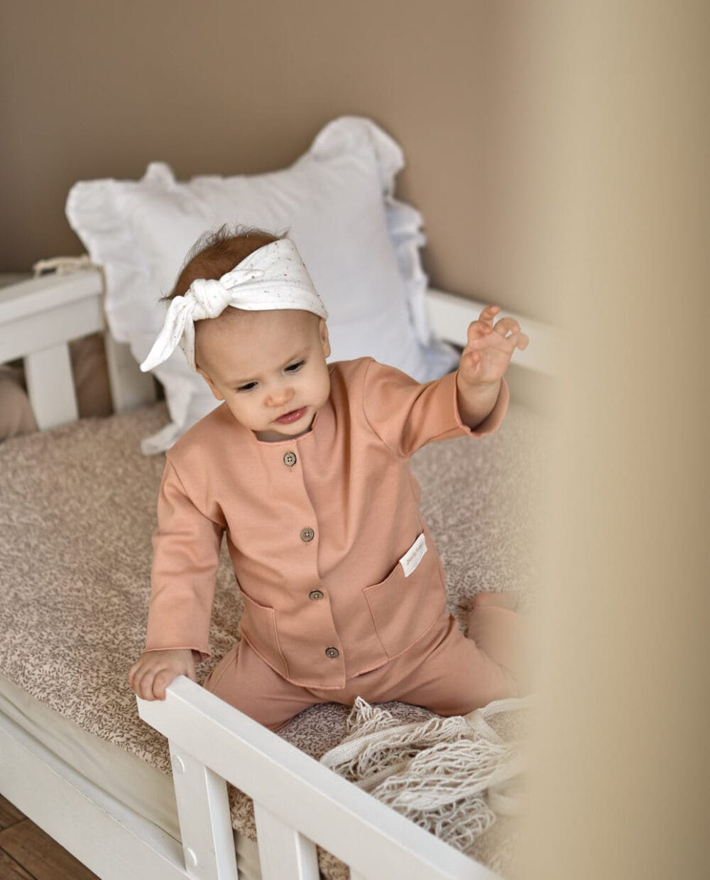 www.bynela.plsklepnorth-baby-organiczny-komplet-niemowlecy-papaya-koszula-spodenki 03 Organiczny komplet niemowlęcy Papaya – koszula & spodenki
