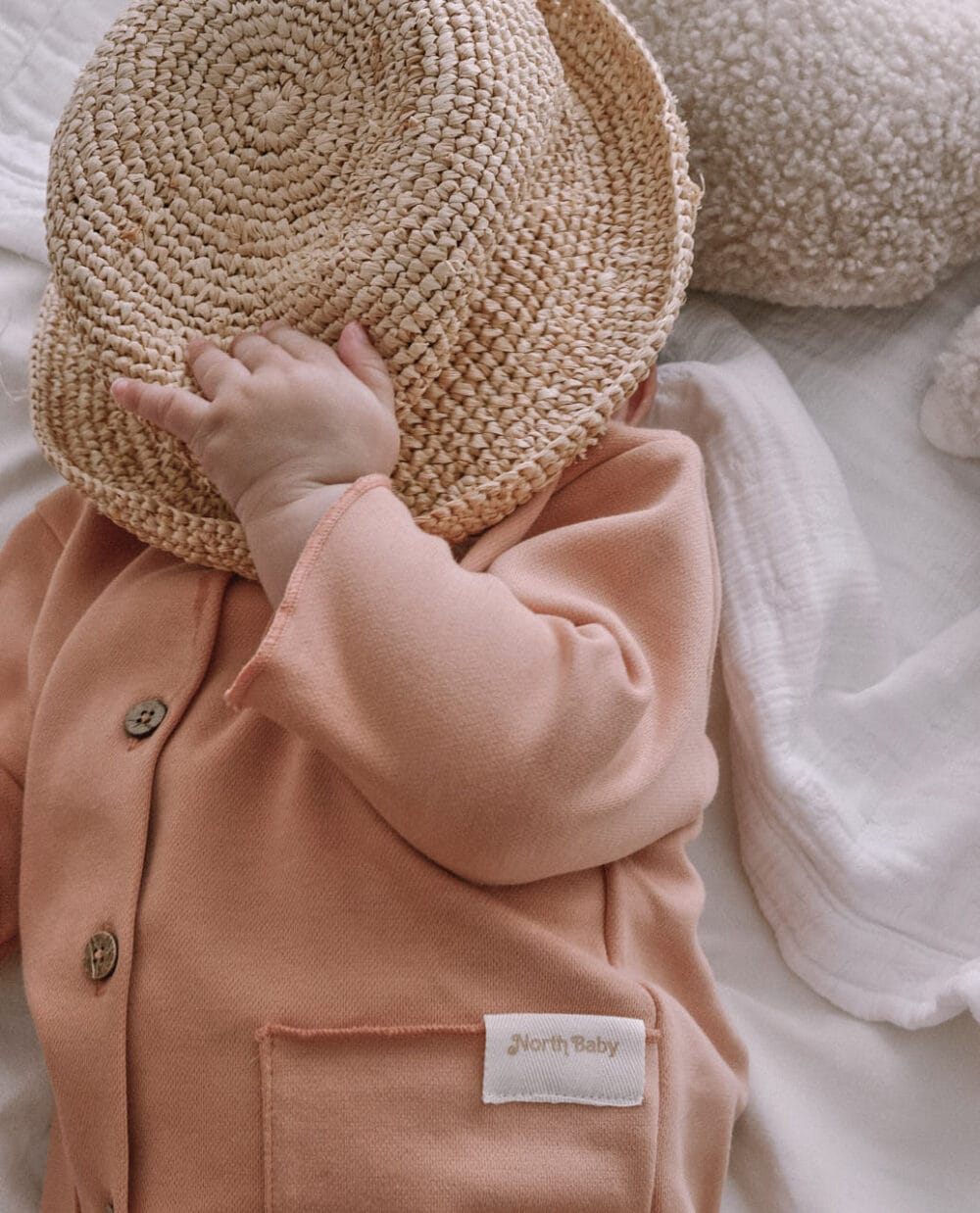 www.bynela.plsklepnorth-baby-organiczny-komplet-niemowlecy-papaya-koszula-spodenki 04 Organiczny komplet niemowlęcy Papaya – koszula & spodenki