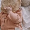 www.bynela.plsklepnorth-baby-organiczny-komplet-niemowlecy-papaya-koszula-spodenki 04 Organiczny komplet niemowlęcy Papaya – koszula & spodenki