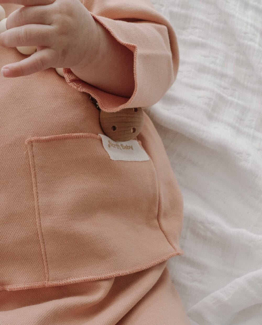 www.bynela.plsklepnorth-baby-organiczny-komplet-niemowlecy-papaya-koszula-spodenki 05 Organiczny komplet niemowlęcy Papaya – koszula & spodenki