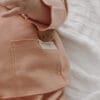 www.bynela.plsklepnorth-baby-organiczny-komplet-niemowlecy-papaya-koszula-spodenki 05 Organiczny komplet niemowlęcy Papaya – koszula & spodenki
