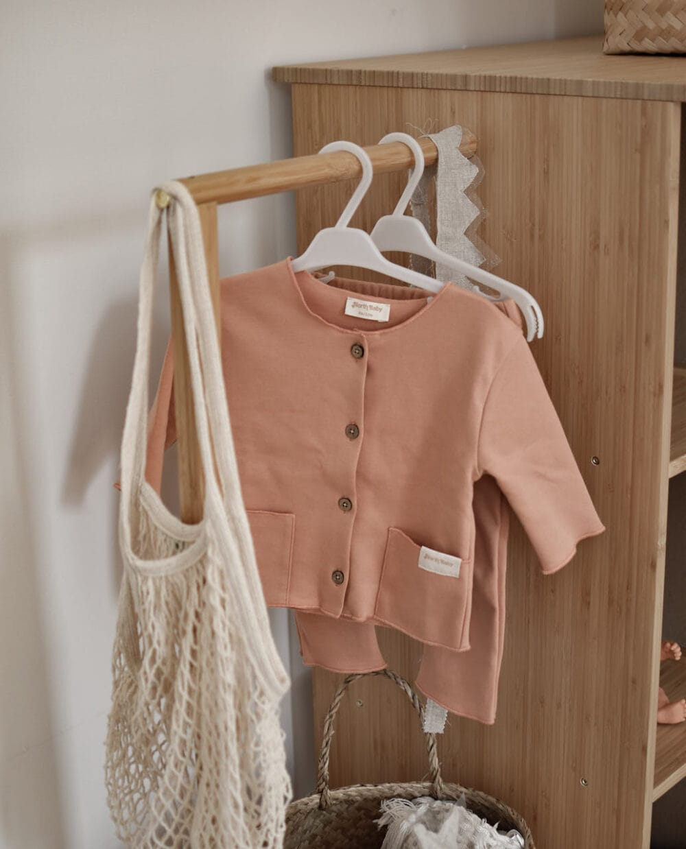 www.bynela.plsklepnorth-baby-organiczny-komplet-niemowlecy-papaya-koszula-spodenki 06 Organiczny komplet niemowlęcy Papaya – koszula & spodenki