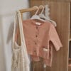www.bynela.plsklepnorth-baby-organiczny-komplet-niemowlecy-papaya-koszula-spodenki 06 Organiczny komplet niemowlęcy Papaya – koszula & spodenki