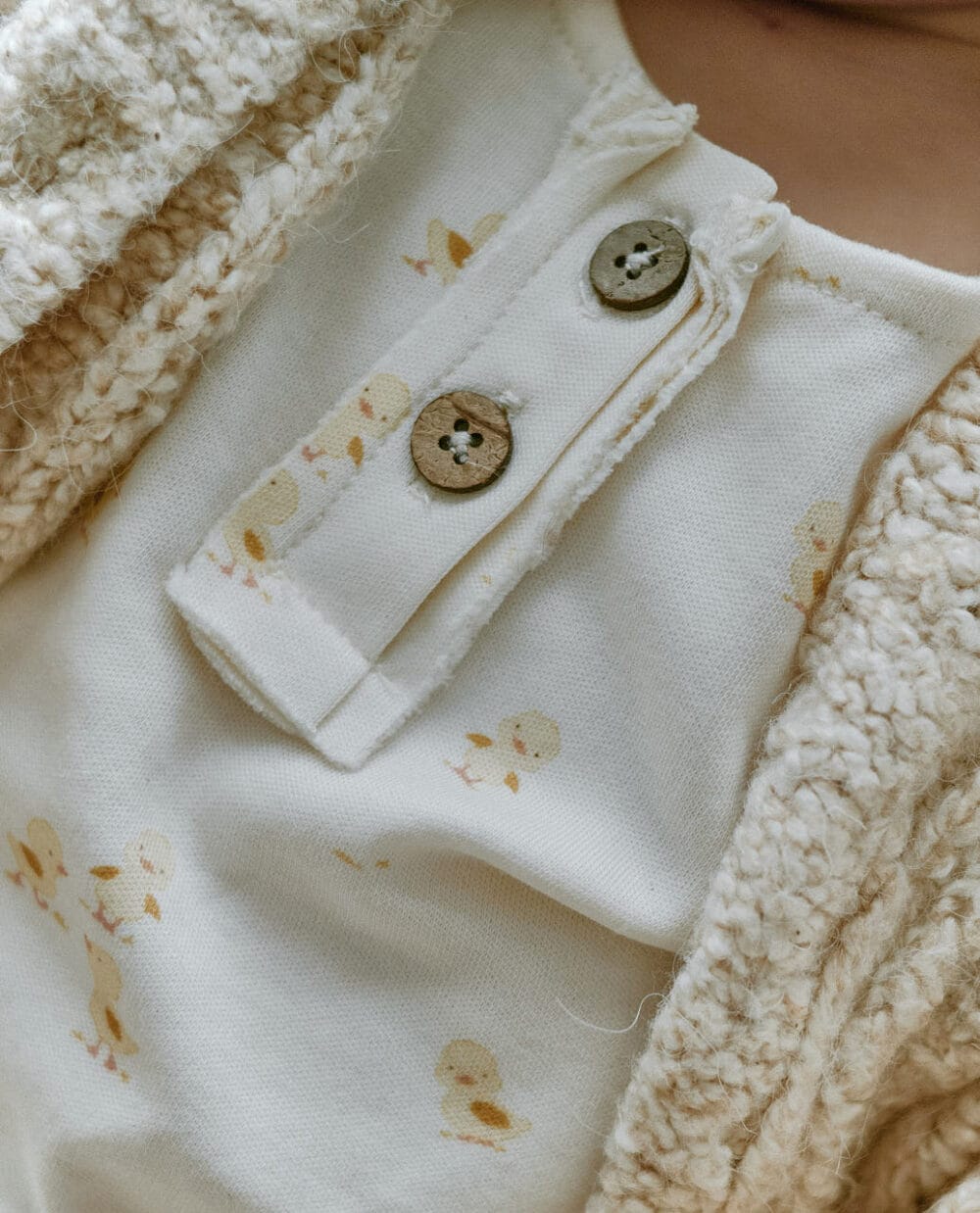www.bynela.plsklepnorth-baby-rampers-niemowlecy-z-organicznej-bawelny-kaczatka 03 Rampers niemowlęcy z bawełny organicznej | Kaczątka