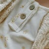 www.bynela.plsklepnorth-baby-rampers-niemowlecy-z-organicznej-bawelny-kaczatka 03 Rampers niemowlęcy z bawełny organicznej | Kaczątka