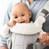 BABYBJORN - śliniaczek do nosidełka ergonomicznego BABYBJORN One, biały