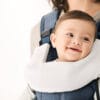 BABYBJORN - śliniaczek do nosidełka ergonomicznego BABYBJORN One, biały