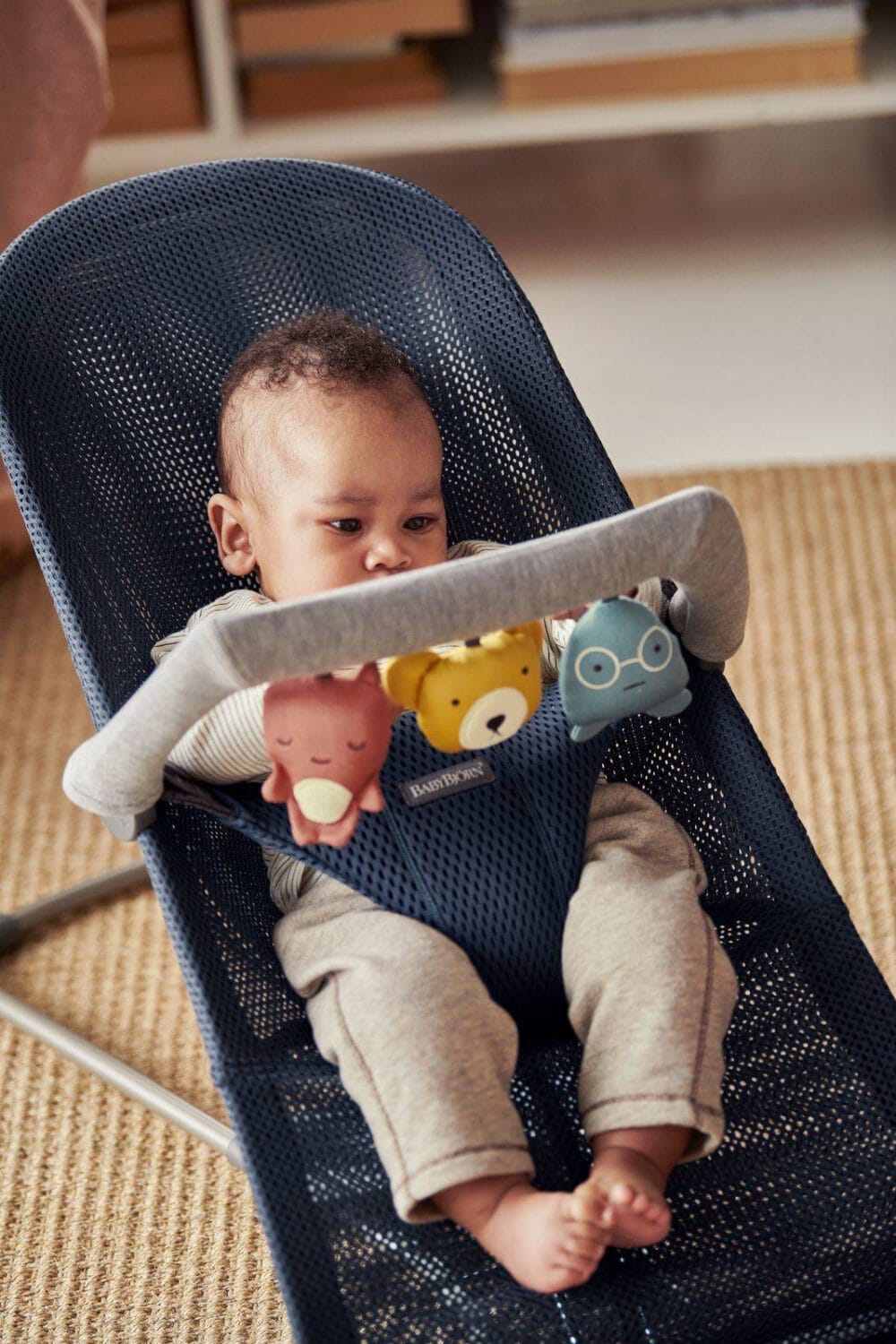 BABYBJORN - zabawka do leżaczka - Soft Friends - jasnoszara
